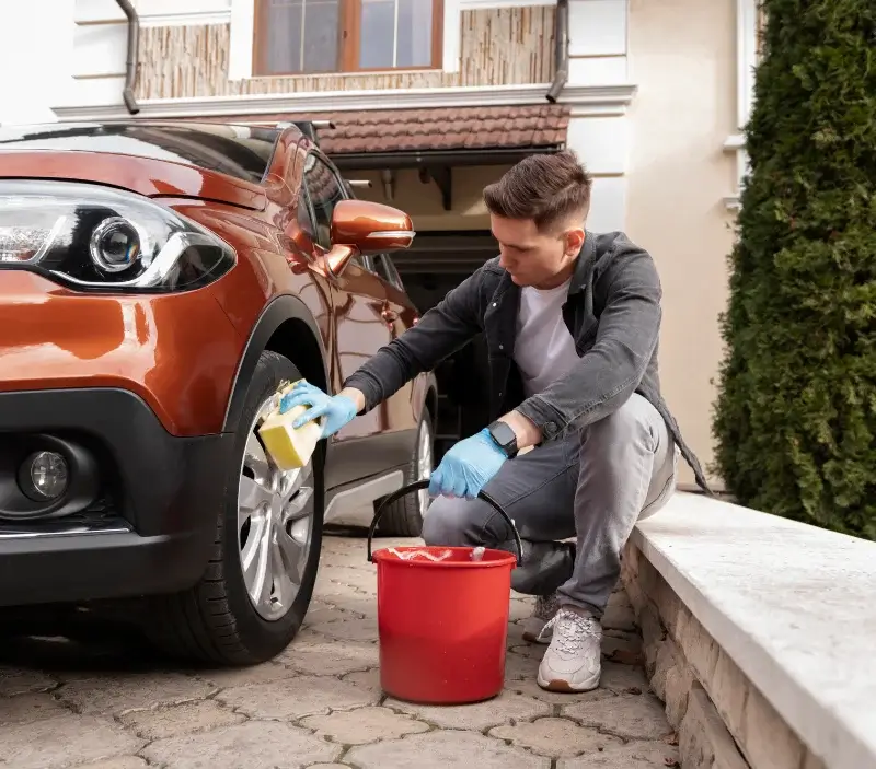 Lavage auto à domicile Leffrinckoucke : professionnel intervenant sur un véhicule